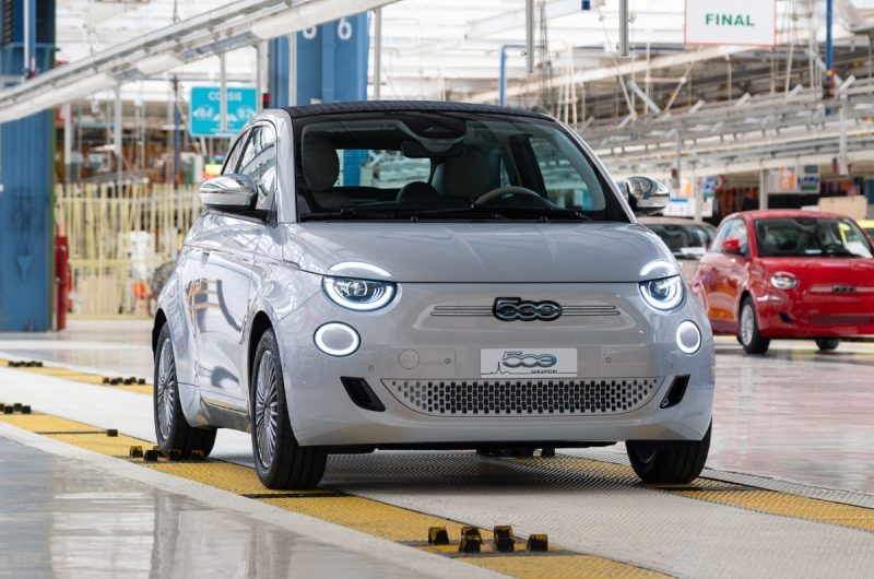 Fiat поставил производство 500e на паузу и приблизил дату возвращения бензиновой версии