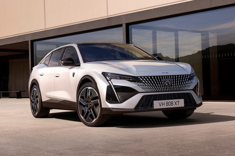 Кросс-лифтбек Peugeot 408 обзавёлся электрической версией: до 453 км на одной зарядке