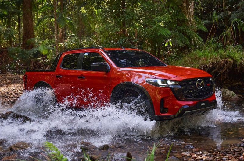 Mazda BT-50 пережил рестайлинг: другая решётка радиатора с большой эмблемой и новая мультимедиа