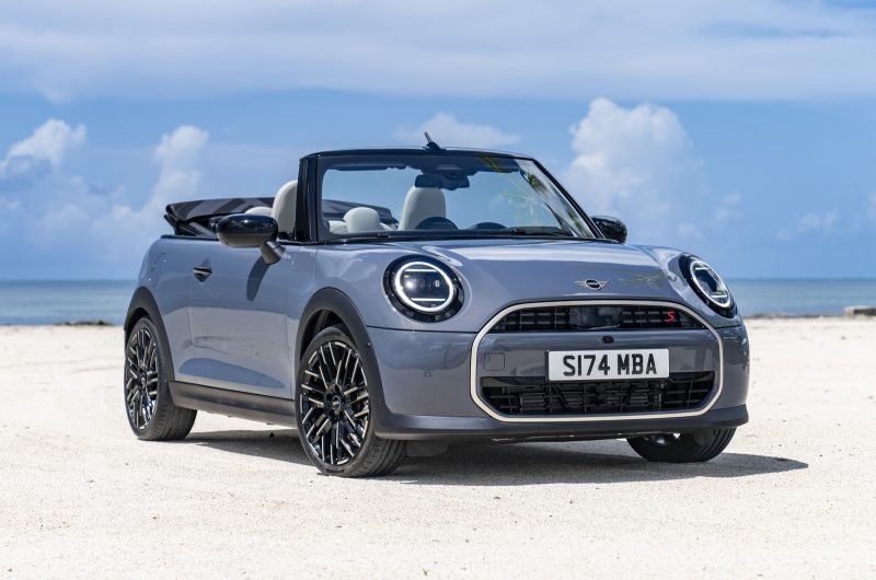 Рассекречен новый бензиновый кабриолет Mini Cooper, цена известна