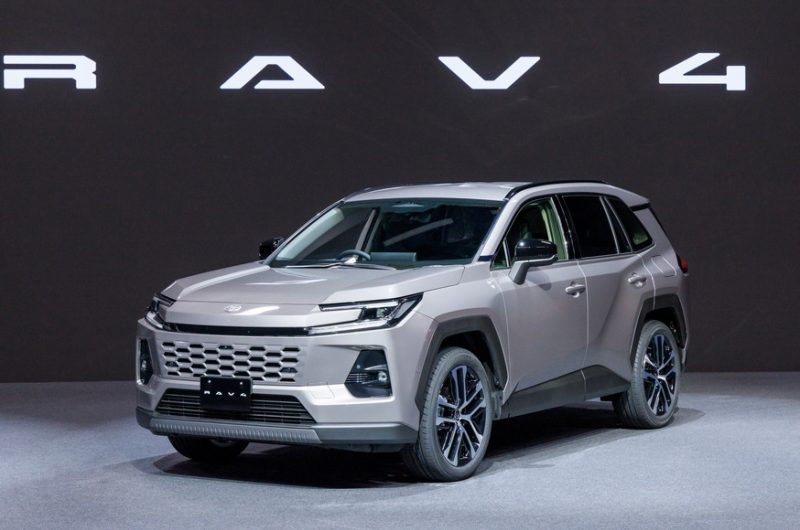 Новый кроссовер Toyota RAV4 дебютировал в нескольких версиях
