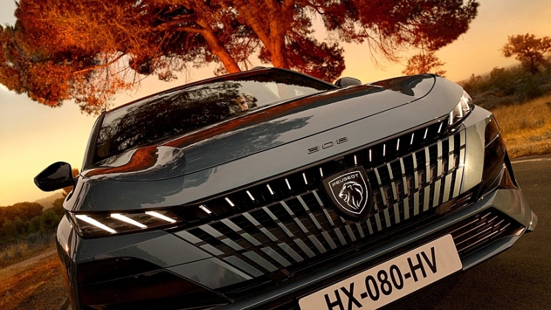 Обновлённый Peugeot 308: двухэтажные фары без подтёков и технические доработки