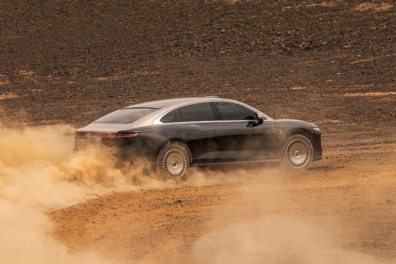 Роскошный полноприводный седан Voyah Passion L показался на новых официальных фото