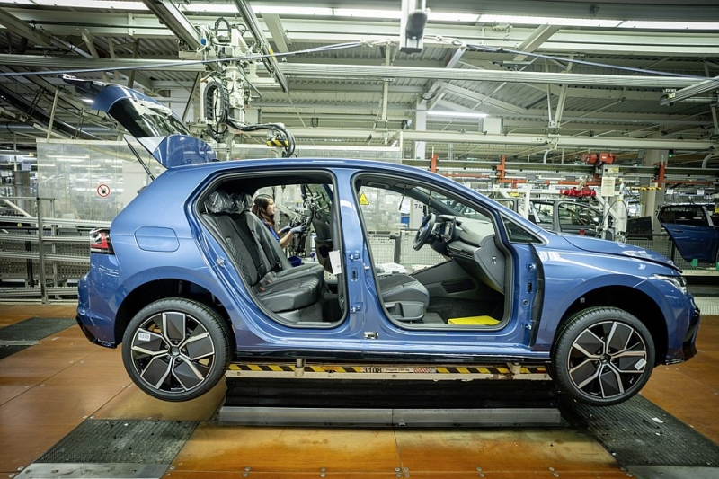 Volkswagen откладывает запуск электрического Golf: денег не хватает, рабочие стонут