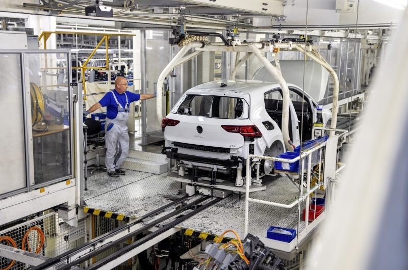 Volkswagen откладывает запуск электрического Golf: денег не хватает, рабочие стонут