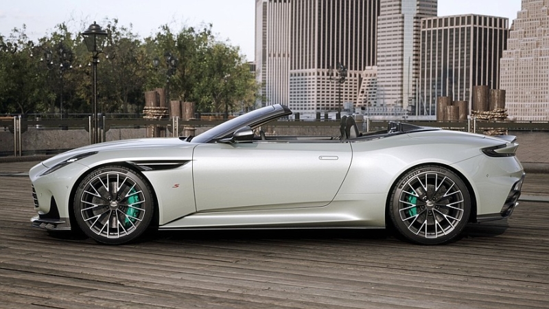 Aston Martin DB12 S: доработанное шасси и 700-сильный V8 с особо сочным звуком