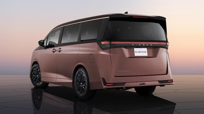 Nissan рассекретил внешность и салон минивэна Elgrand нового поколения