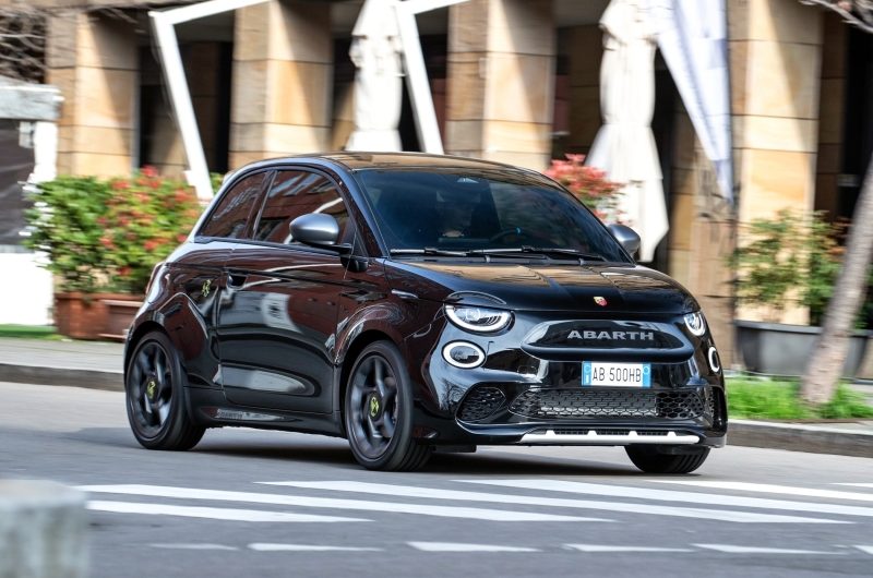 Abarth хочет вернуть модели с ДВС, потому что электромобили провалились на рынке