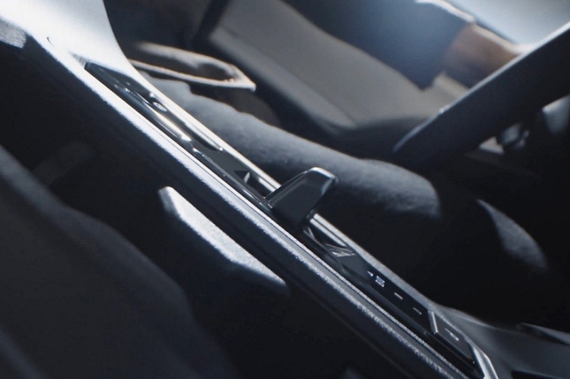 Ещё один новый Toyota RAV4: более крупный планшет и чисто бензиновая версия