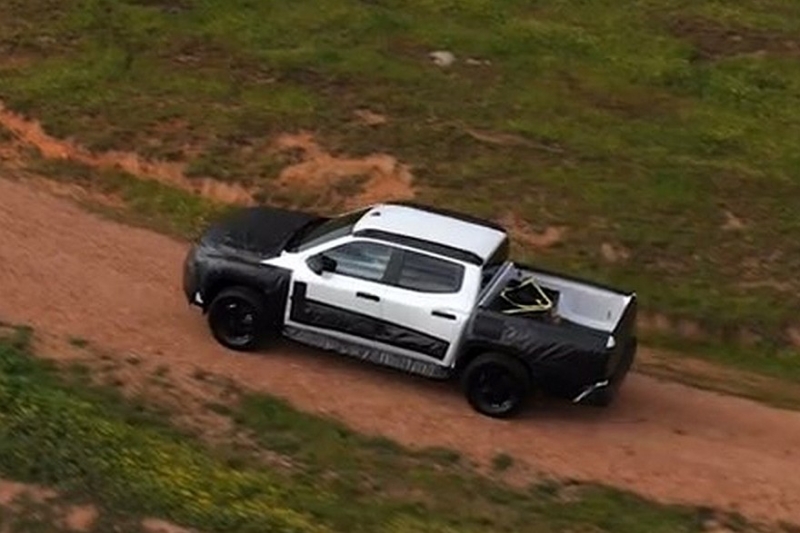 Пикап Nissan Navara на базе Mitsubishi L200: новые тизеры перед скорой премьерой