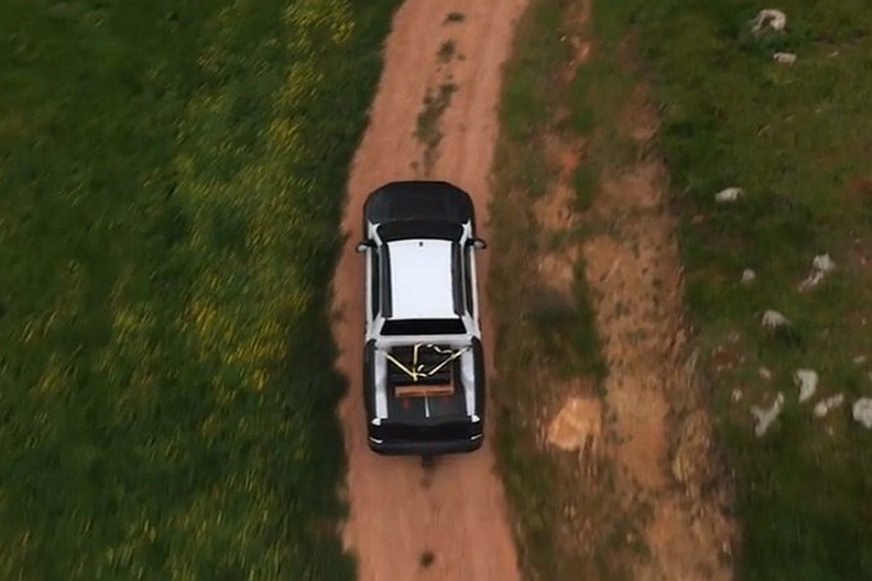 Пикап Nissan Navara на базе Mitsubishi L200: новые тизеры перед скорой премьерой