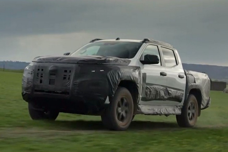 Пикап Nissan Navara на базе Mitsubishi L200: новые тизеры перед скорой премьерой