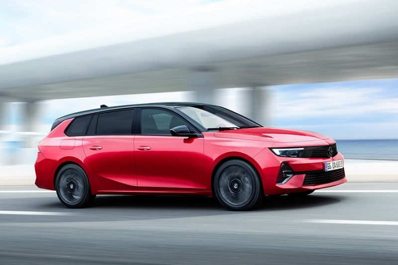 Растерявшую покупателей Opel Astra подвергли рестайлингу: первые официальные изображения