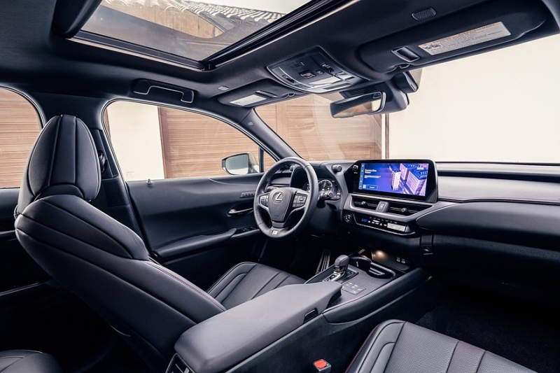 Слабо продающийся кроссовер Lexus UX получил скромные обновки и подорожал