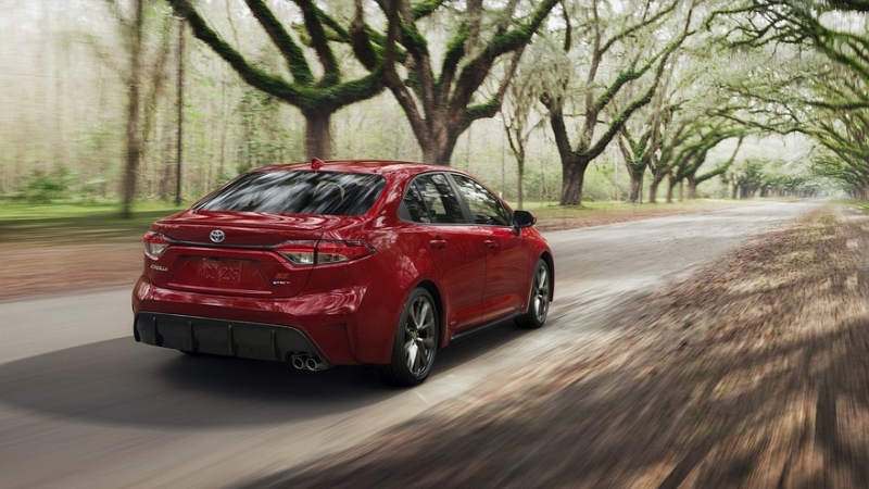 Toyota наладит производство гибридного седана Corolla в США