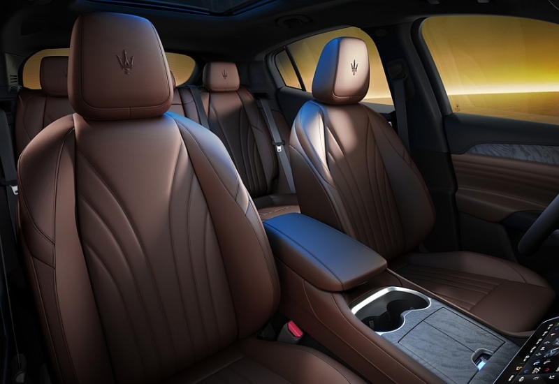 У кроссовера Maserati Grecale появилась новая роскошная спецверсия Lumina Blu