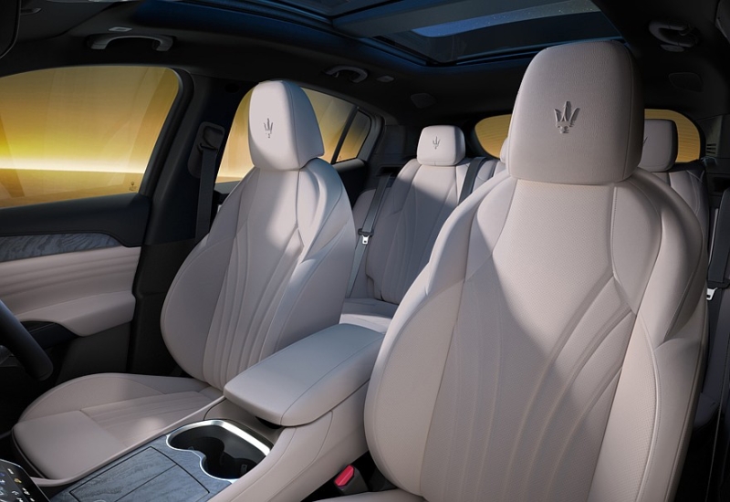 У кроссовера Maserati Grecale появилась новая роскошная спецверсия Lumina Blu