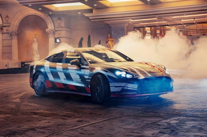 Усатый Брэд Питт покрутил новый Mercedes-AMG GT 4-door Coupe и стал его лицом