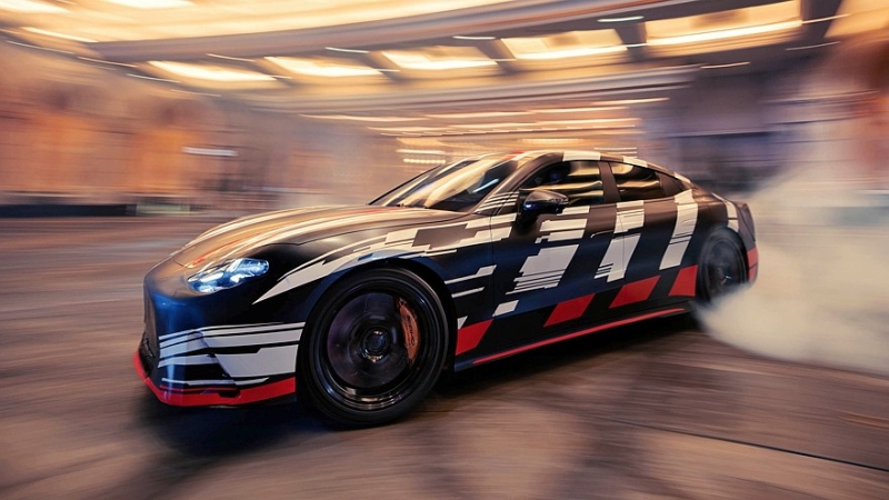 Усатый Брэд Питт покрутил новый Mercedes-AMG GT 4-door Coupe и стал его лицом