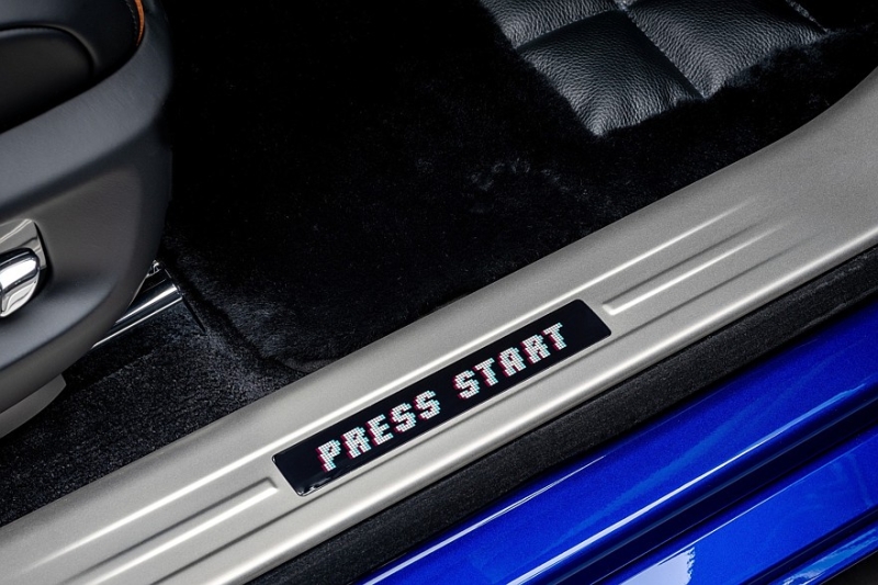 Впал в детство: Rolls-Royce Ghost получил пиксельный декор в стиле винтажных видеоигр