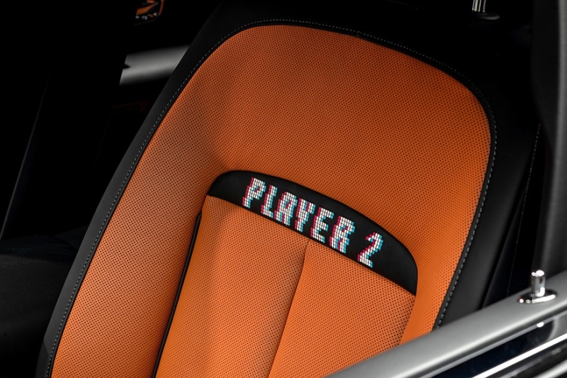 Впал в детство: Rolls-Royce Ghost получил пиксельный декор в стиле винтажных видеоигр