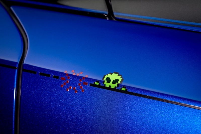 Впал в детство: Rolls-Royce Ghost получил пиксельный декор в стиле винтажных видеоигр