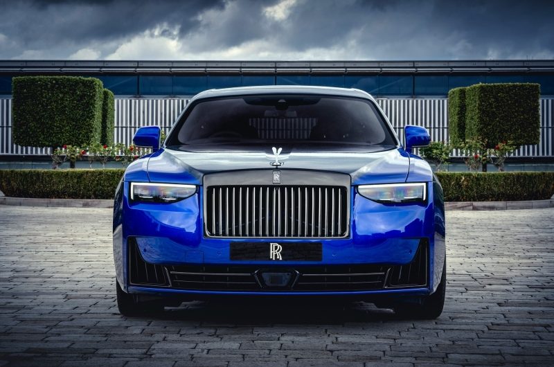 Впал в детство: Rolls-Royce Ghost получил пиксельный декор в стиле винтажных видеоигр