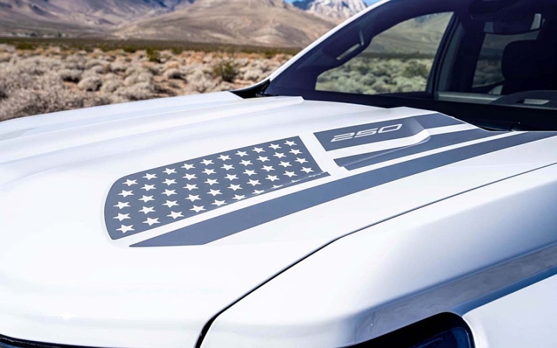 Chevrolet подготовил юбилейные версии Corvette, Colorado и Silverado