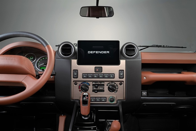 Классический Defender V8 слегка обновлён и получил эффектную отделку в стиле Octa