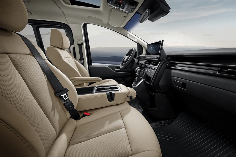 Обновлённое семейство Hyundai Staria: декор, экраны побольше и физические кнопки