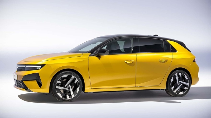 Обновлённый Opel Astra: премиальные фары, салон из вторсырья и батарейка побольше