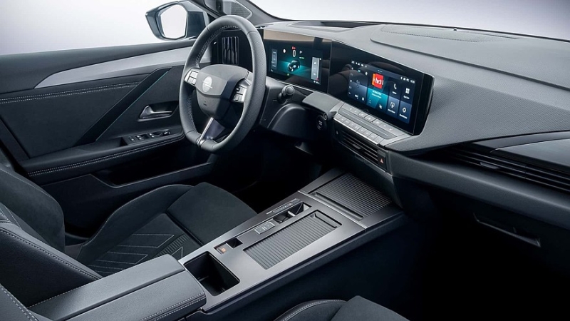 Обновлённый Opel Astra: премиальные фары, салон из вторсырья и батарейка побольше