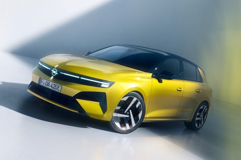 Обновлённый Opel Astra: премиальные фары, салон из вторсырья и батарейка побольше