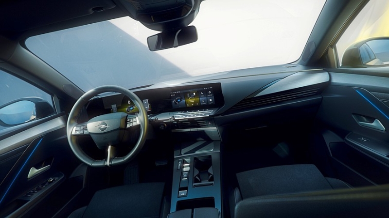 Обновлённый Opel Astra: премиальные фары, салон из вторсырья и батарейка побольше