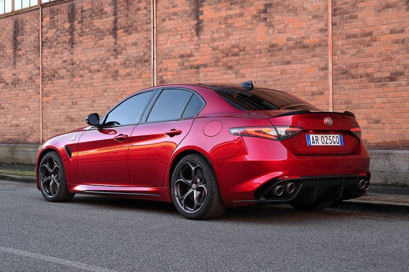 Топовые Alfa Romeo Giulia и Stelvio c V6 обзавелись спецверсиями Collezione