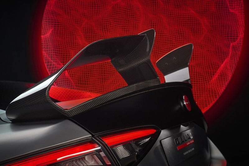 Alfa Romeo Giulia Quadrifoglio Luna Rossa: новая спецверсия с необычным антикрылом