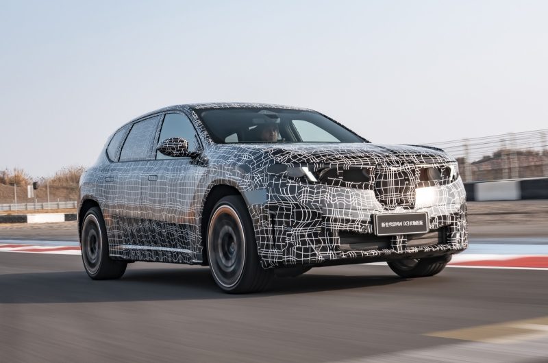 BMW готовит длиннобазный кроссовер iX3: первые фото и подробности