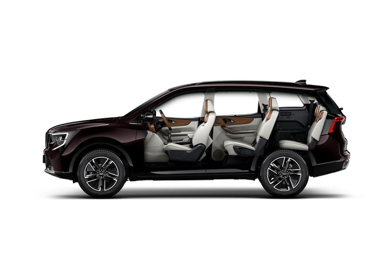 Mahindra XUV 7XO вместо XUV700: трёхэкранное табло, бензин или дизель, есть полный привод