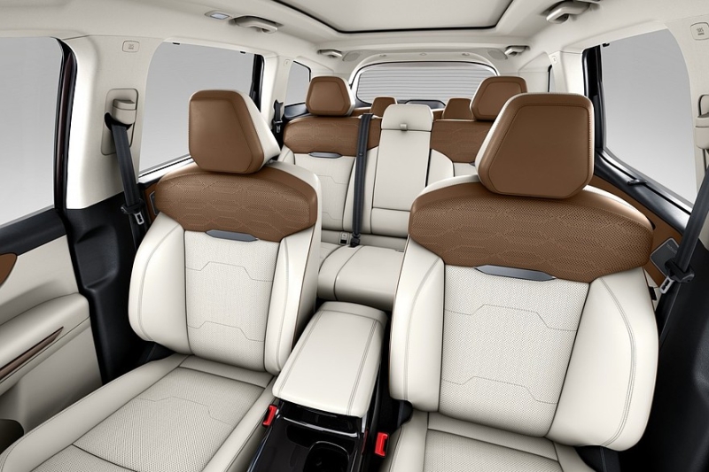 Mahindra XUV 7XO вместо XUV700: трёхэкранное табло, бензин или дизель, есть полный привод