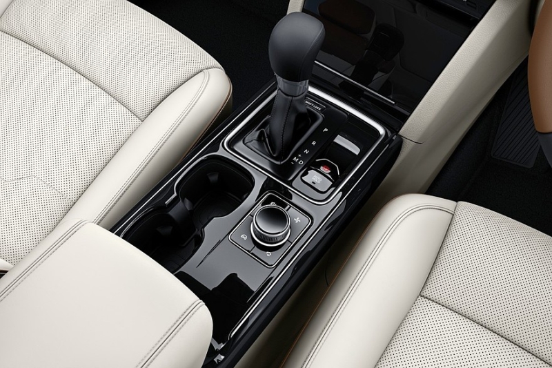 Mahindra XUV 7XO вместо XUV700: трёхэкранное табло, бензин или дизель, есть полный привод