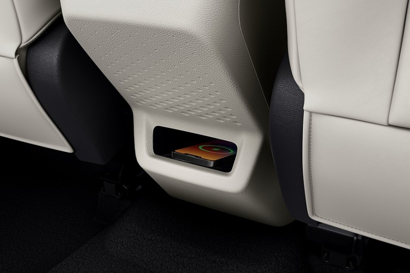 Mahindra XUV 7XO вместо XUV700: трёхэкранное табло, бензин или дизель, есть полный привод