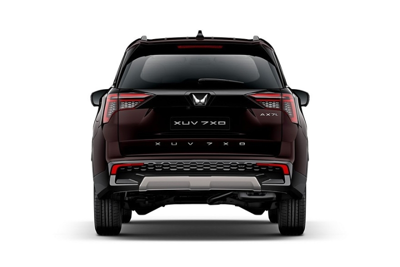 Mahindra XUV 7XO вместо XUV700: трёхэкранное табло, бензин или дизель, есть полный привод