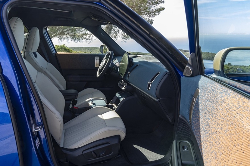 Mini освежила технику и увеличила дальнобойность кроссовера Countryman