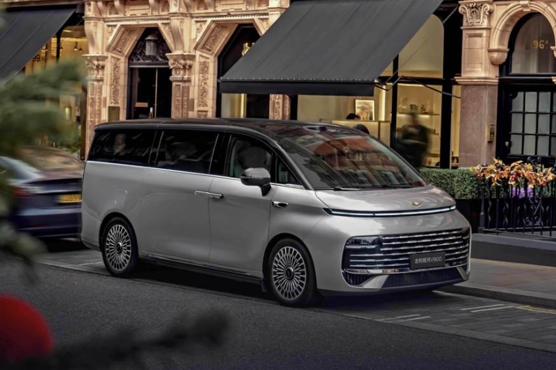 Минивэн Geely Galaxy V900: стандартный полный привод и эмблема из чистого золота