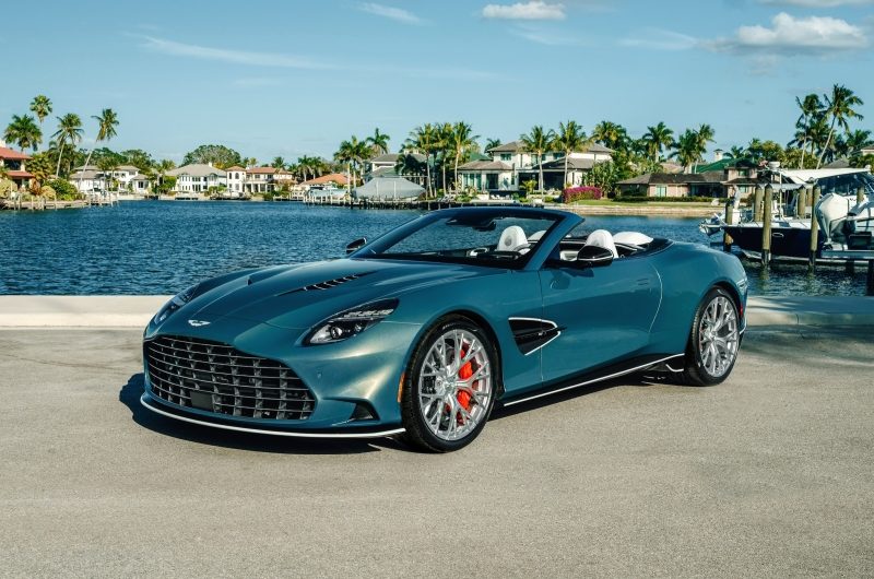Попить вина, купить Aston Martin и помочь детям: представлен Vanquish Volante Wave Edition
