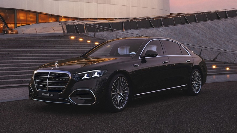 Рестайлинговый Mercedes-Benz S-Class: решётка со звёздами, много дисплеев в салоне и новый V8