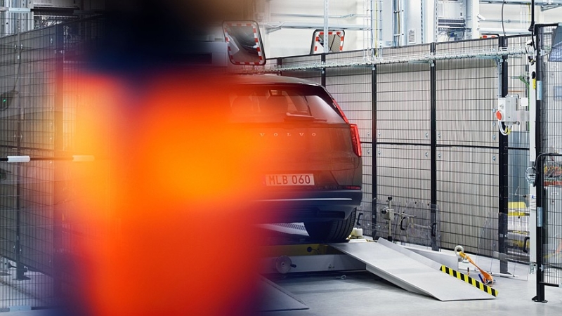 Volvo продолжает раскрывать новый кроссовер EX60: появились тизеры салона