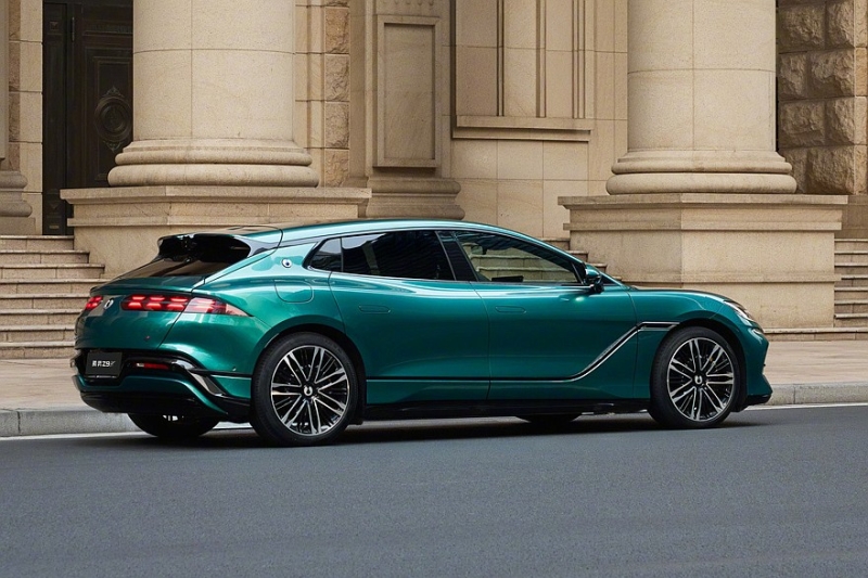 Большой хэтчбек Denza Z9 GT стал мощнее и получил улучшенный салон