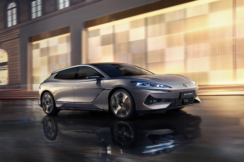 Большой хэтчбек Denza Z9 GT стал мощнее и получил улучшенный салон