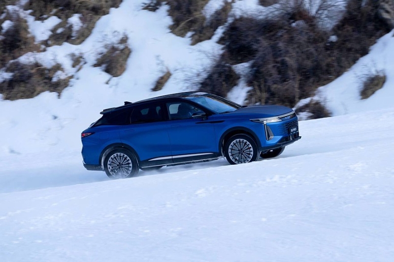 Exeed RX PHEV прошёл сложное испытание с подъёмом по льду с уклоном 41&deg;